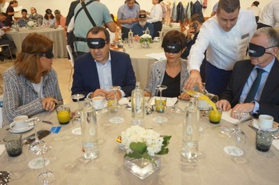 Asistentes al acto participan en la 'cata de vino a ciegas'