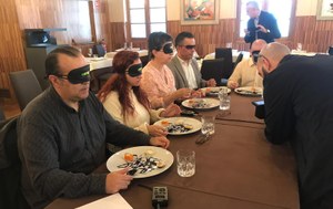 El delegado de la ONCE en Galicia, rodeado por el grupo de periodistas en la degustación 'a ciegas' del restaurante