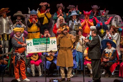 El director general de la ONCE, Ángel Sánchez, entregando el primer premio del Concurso Fermín Salvochea en el Carnaval de Cádiz de este año al Coro ‘Los nostálgicos de la Transición’