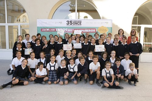 Foto de familia de alumnos, profesores y responsables de la ONCE asistentes al acto de presentación