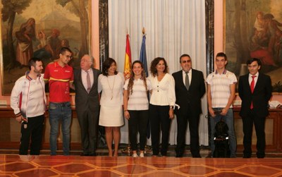 Foto de familia de autoridades y atletas en la sede del Ministerio de Hacienda