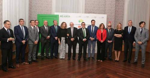 Foto de familia de autoridades y premiados en Valladolid