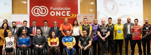 Foto de familia de los representantes de los equipos y las instituciones implicadas en la nueva edición de la Liga