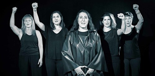 Lola Robles, en el extremo izquierdo del cartel de la obra Rosario de Acuña: Ráfagas de huracán