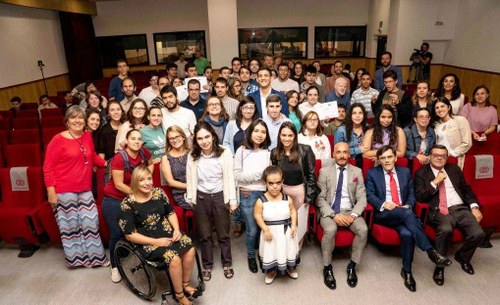 Los participantes madrileños en el acto de clausura del curso, junto a Celada y responsables de Fundación ONCE