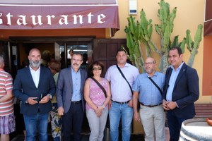 Los representantes de la ONCE junto a las autoridades de Fuerteventura, a las puertas del restaurante