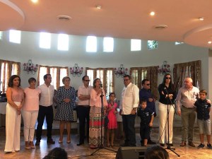 Los trabajadores homenajeados, en el escenario del acto