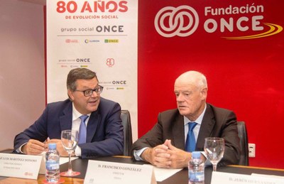 Martínez  Donoso (a la izquierda) junto a Francisco González en el acto de la firma