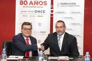 Martínez  Donoso (a la izquierda) y Javier Miranda estrechan sus manos tras suscribir el convenio