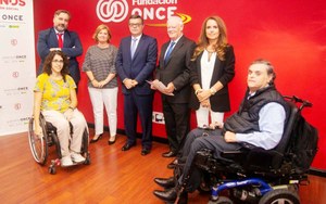 Martínez  Donoso y Francisco González (en el centro) posan junto a sus respectivos equipo tras proceder a la firma