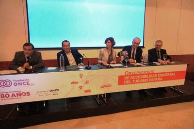 Mesa de ponentes en la presentación del informe en Málaga