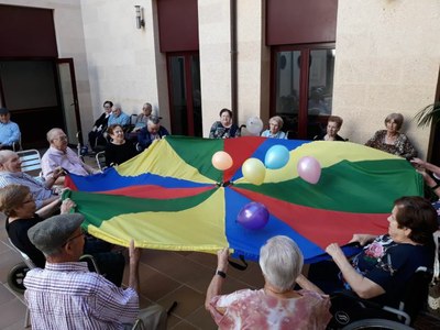 Residentes de uno de los centros de ILUNION celebran la jornada