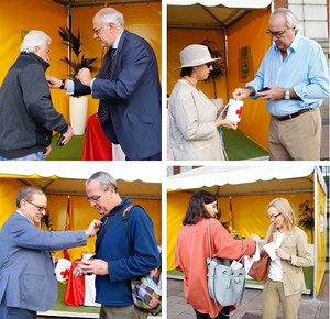 Responsables y trabajadores de la ONCE realizando la cuestación para Cruz Roja en la puerta del Consejo General de la ONCE