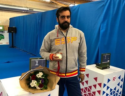 Saavedra muestra su medalla de oro