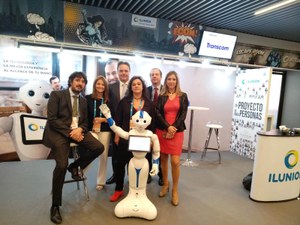 Susana Sánchez (a la derecha) y Carlos Villa (a la izquierda, sentado), junto a su equipo, en su estand en la feria