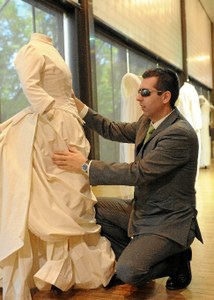 Una persona ciega toca uno de las réplicas de los trajes que forman parte  del recorrido de  las visitas 
