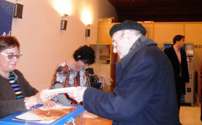 Una persona mayor afiliada a la ONCE ejerciendo su derecho al voto en una anterior convocatoria electoral
