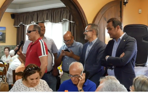 Uno de los afiliados participantes se dirige a sus compañeros en el transcurso de la comida de hermandad