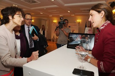 Emprendedora con discapacidad muestra su proyecto a la comisaria europea Marianne Thyssen