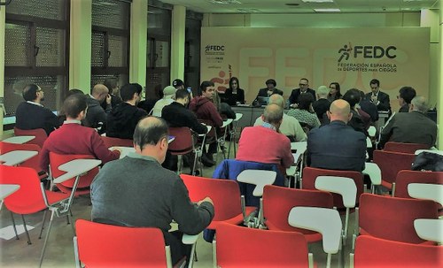 Asamblea de la FEDC, con Gómez Blázquez en el centro de la mesa presidencial