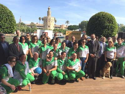Deportistas y autoridades posan en Sevilla, con la Torre del Oro al fondo