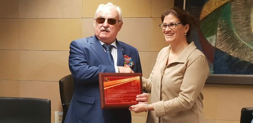 El vicepresidente ruso entrega la placa a Bárbara Martín