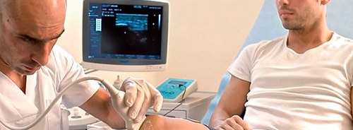 Fisioterapeuta realizando una ecografía a un paciente