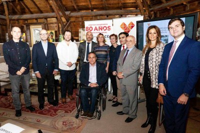 Foto de familia de autoridades y profesionales participantes en el debate
