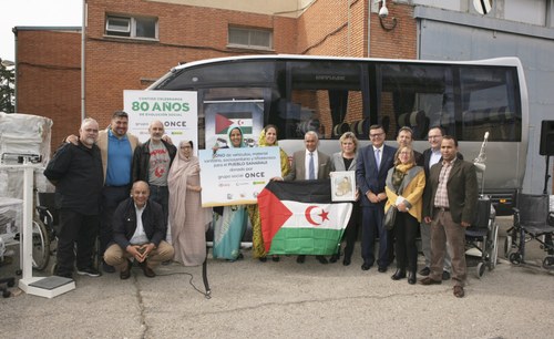 Foto de familia de la ministra y los respresentantes del pueblo saharaui junto a los responsables del Grupo Socia ONCE
