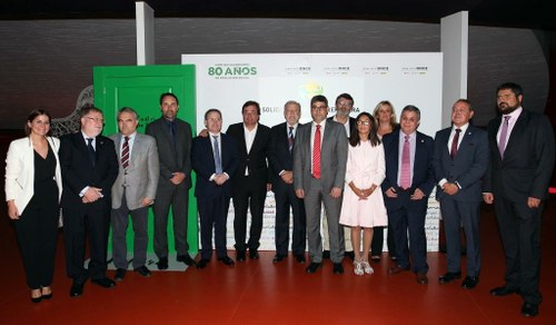 Foto de familia de premiados y autoridades en Extremadura
