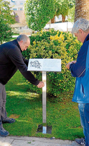 Fotografía de 'El Correo Gallego' de dos visitantes junto a uno de los atriles de información táctil de A Laracha