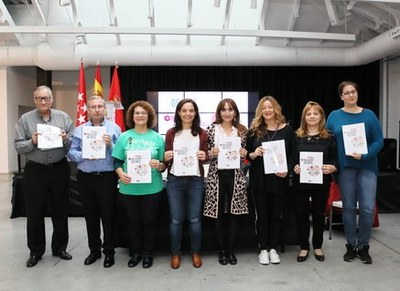 Integrantes de la Mesa de Inclusión Social muestran sendos ejemplares del Plan aprobado en Getafe