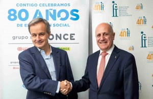 Joaquín Leizaola (a la izquierda) y José Luis Aedo sellan el acuerdo estrechando sus manos