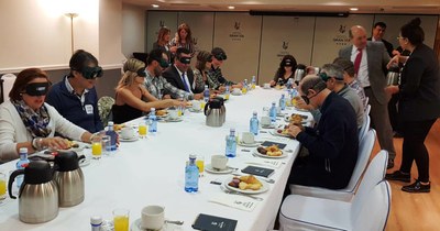 Los representantes empresariales, en torno a la mesa, degustando el 'desayuno a ciegas'