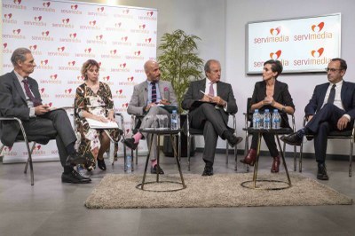 Mesa de debate en la sede de la agencia Servimedia
