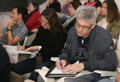 Un grupo de profesores participantes en la jornada toma notas durante la mesa redonda