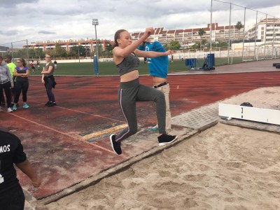Una niña afiliada practicando salto de longitud
