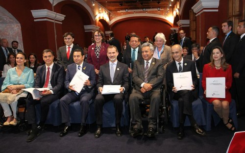 Foto de familia con el Rey Felipe VI y jefes de estado mostrando la versión braille del Programa Iberoamericano