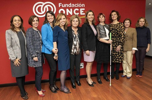 Responsables y asistentes a la firma entre Fundación ONCE y Ellevate