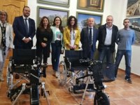 Acto de presentación de las dos nuevas sillas de ruedas en la Vía Verde de la Sierra