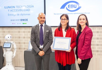 Bárbara Martín muestra el diploma acreditativo del premio, junto a Jesús Celada y Ana Uruñuela