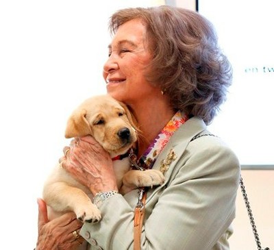 La reina con un cachorro de perro guía en el 25 aniversario de la FOPG