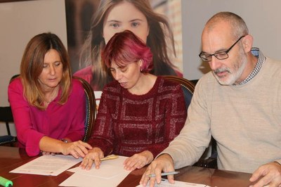 Firma del convenio en el Ayuntamiento de Monzón