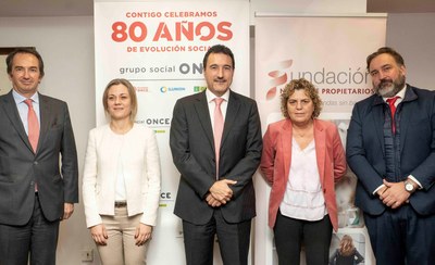 Foto de familia de los representantes de ambas Fundaciones