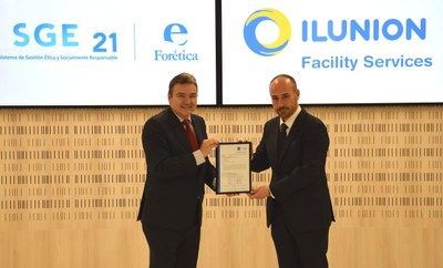 Jaime Calzado (a la derecha) recibe el certificado de manos de Germán Granda