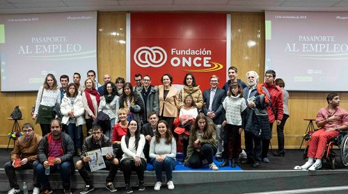 La ministra posa al final del acto con los estudiantes galardonados, sobre el escenario