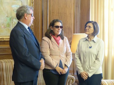 La presidenta de la Asablea, Rosa Peñalver (a la derecha), junto a la presidenta del Consejo Territorial y el delegado territorial de la ONCE