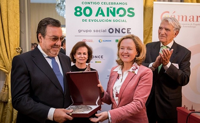 Miguel Carballeda con el galardón, junto a Nadia Calviño. Detrás, la embajadora Larrotcha y Juan Rodríguez-Villa Matons