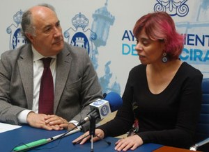 Virginia Carcedo (a la derecha) y el alcalde de Algeciras