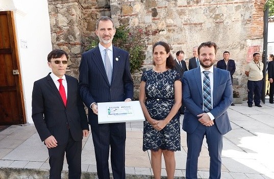 Alberto Durán, el rey Felipe VI mostrando el cupón dedicado a la Cumbre Iberoamericana, Ana Peláez y Javier Güemes (Foto: Casa Real)